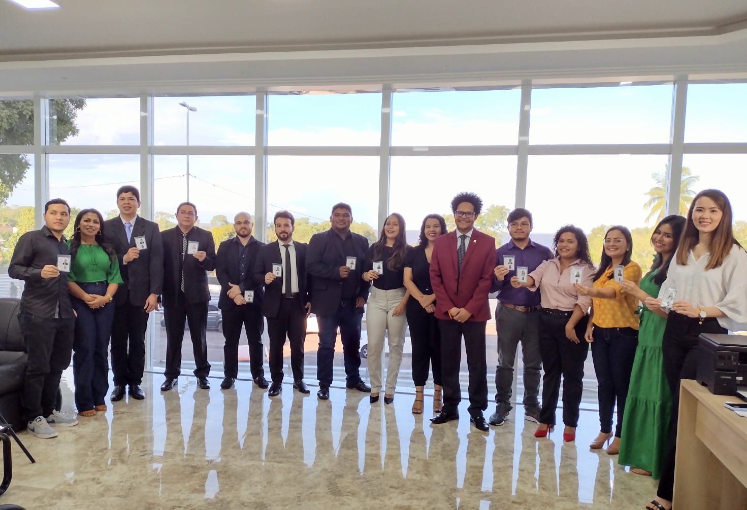 OAB-AP entrega carteiras provisórias para 22 novas advogadas e advogados